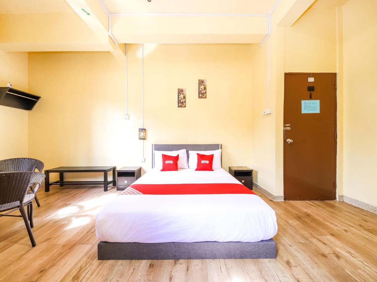 Oyo 703 Myra Hotel Mersing Bagian luar foto